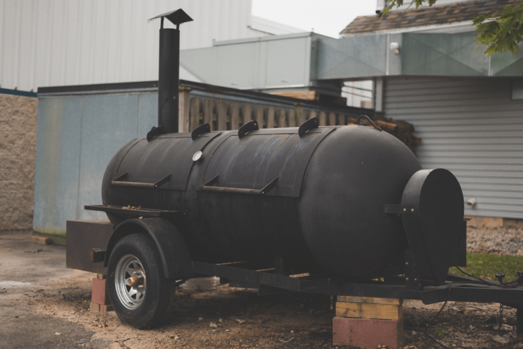 smoker_close Kelly's Bleachers Wind Lake